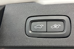 valkoinen Volvo V60 2021 kuva 31.