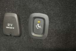 valkoinen Volvo V60 2021 kuva 32.