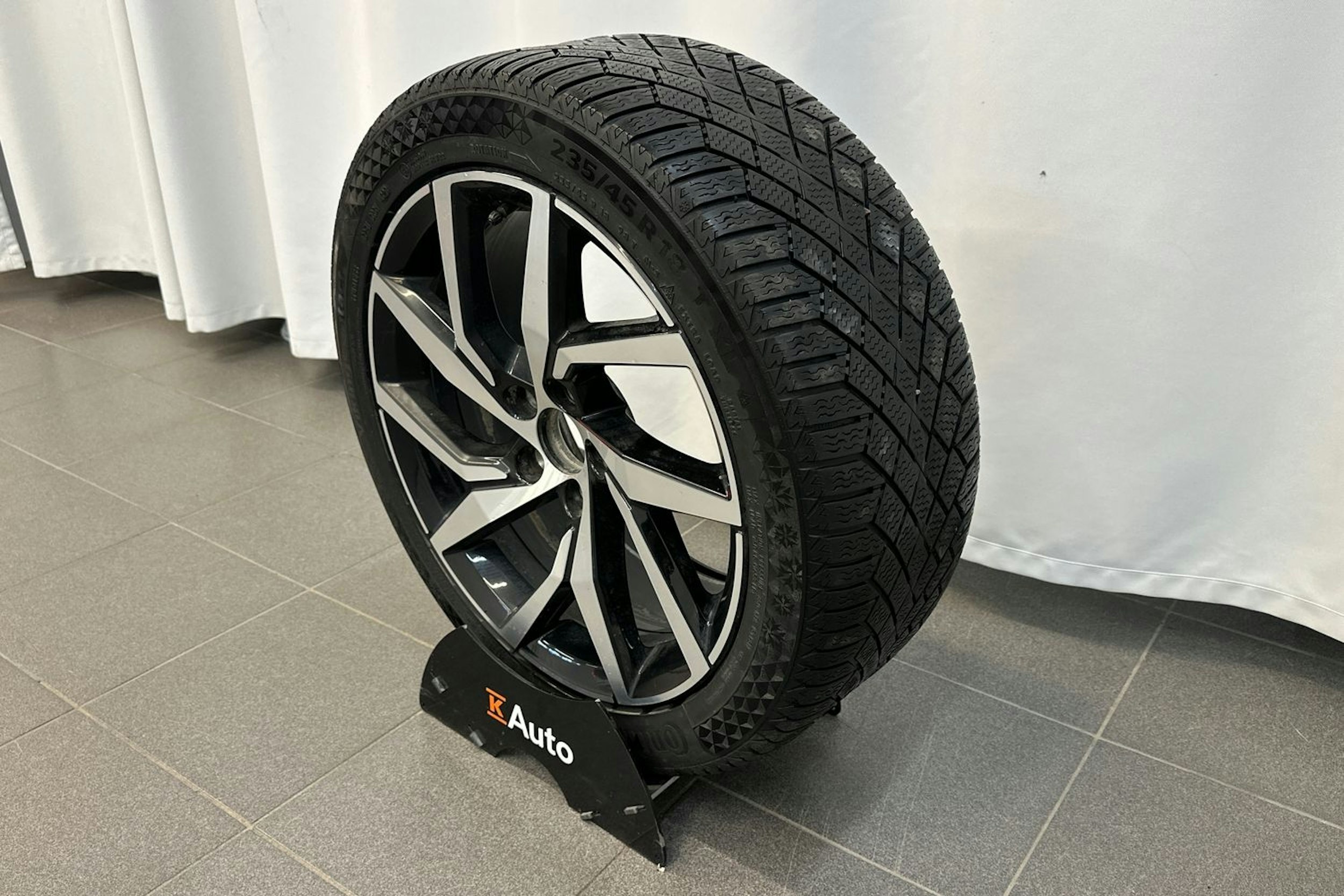 valkoinen Volvo V60 2021 kuva 34.