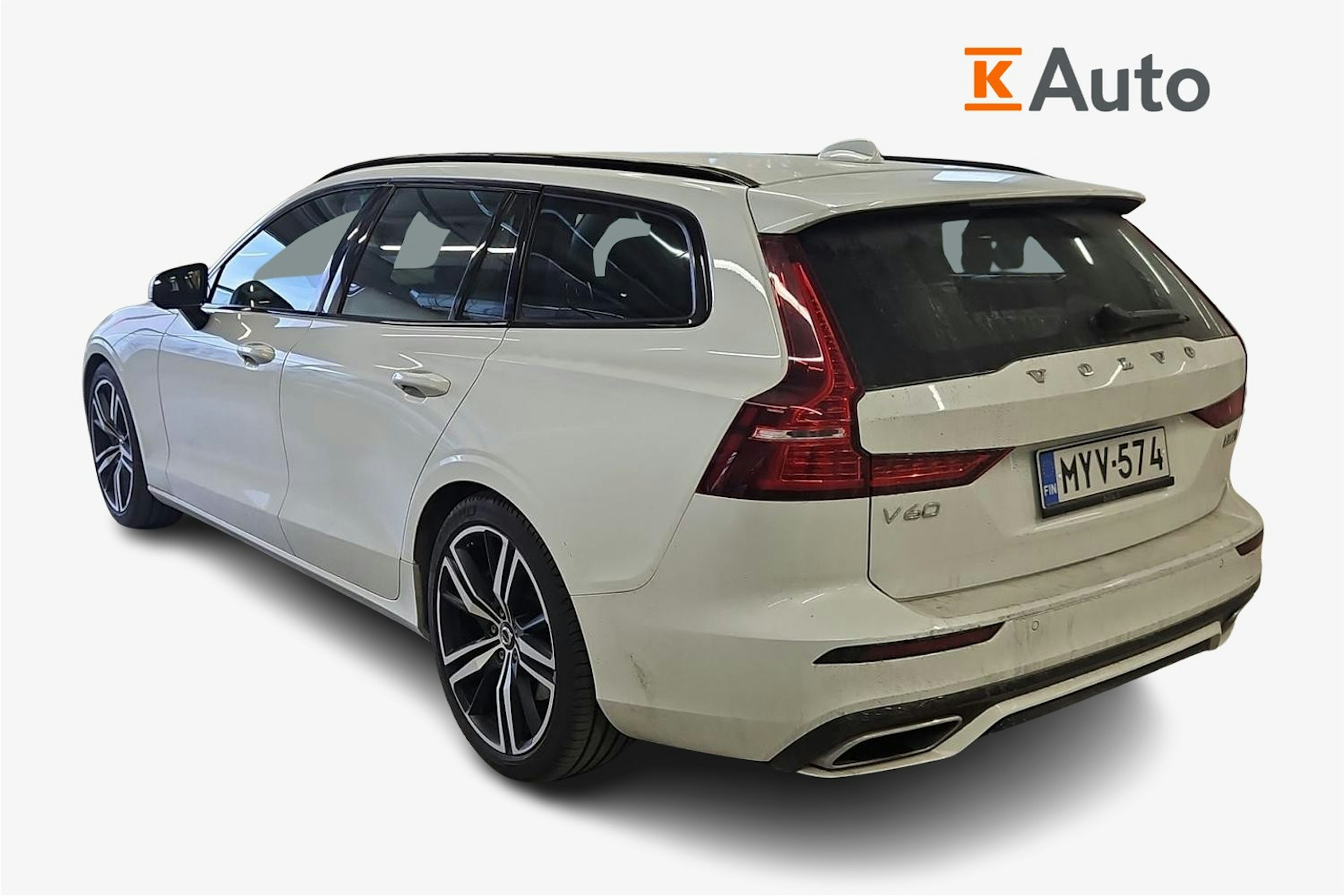 Valkoinen Volvo V60 2021 kuva 2.