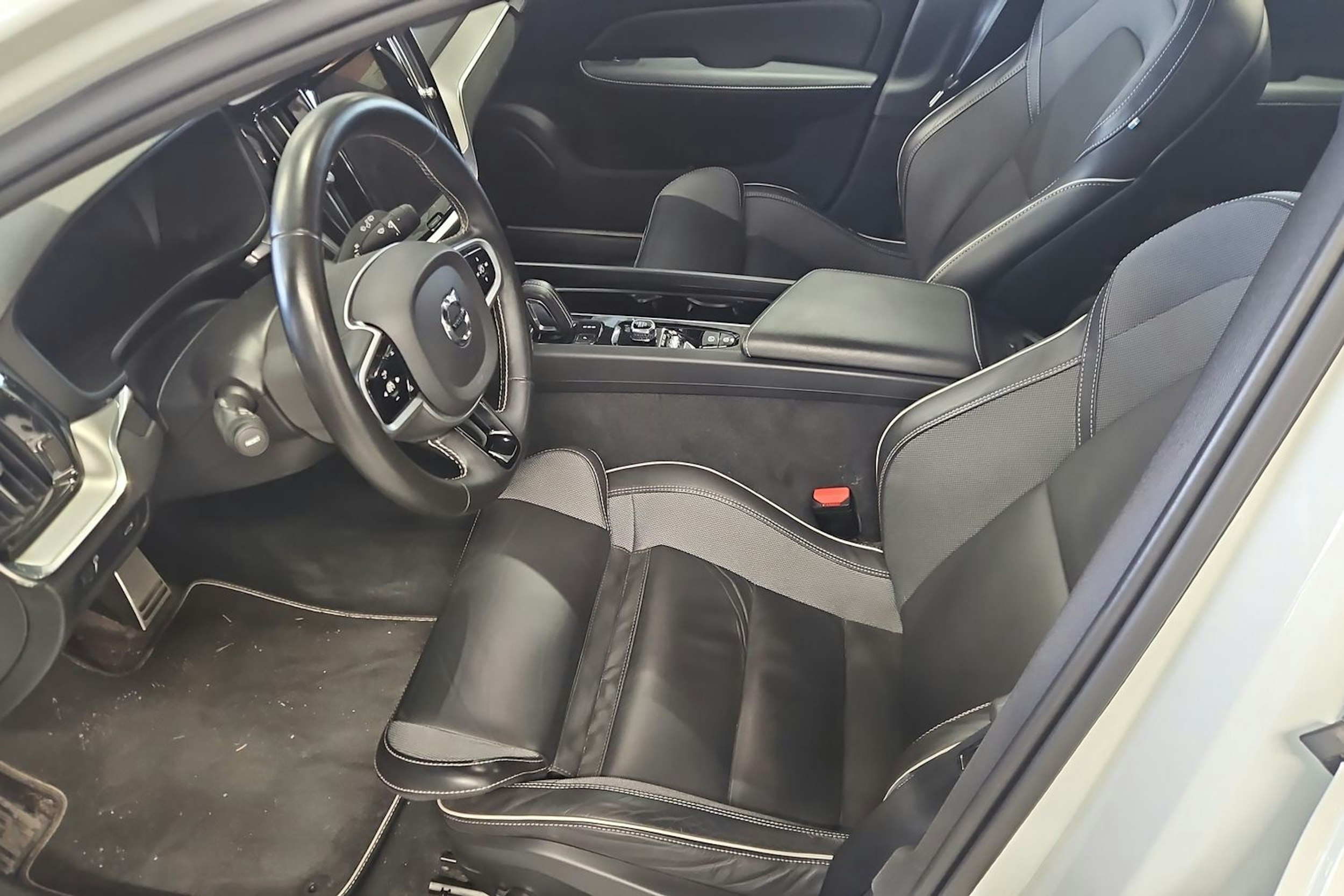 Valkoinen Volvo V60 2021 kuva 3.