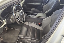 Valkoinen Volvo V60 2021 kuva 3.