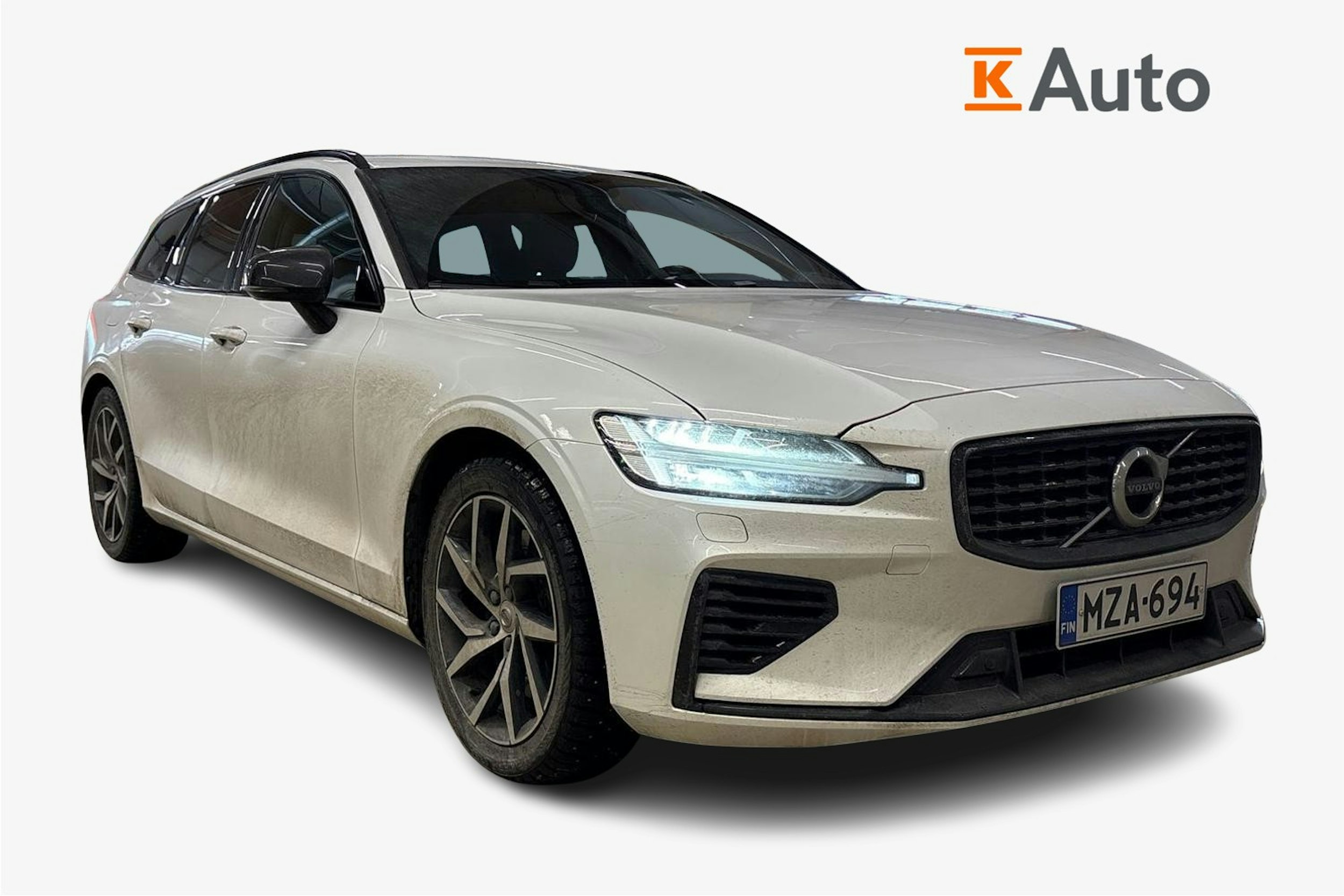 valkoinen Volvo V60 2021 kuva 1.