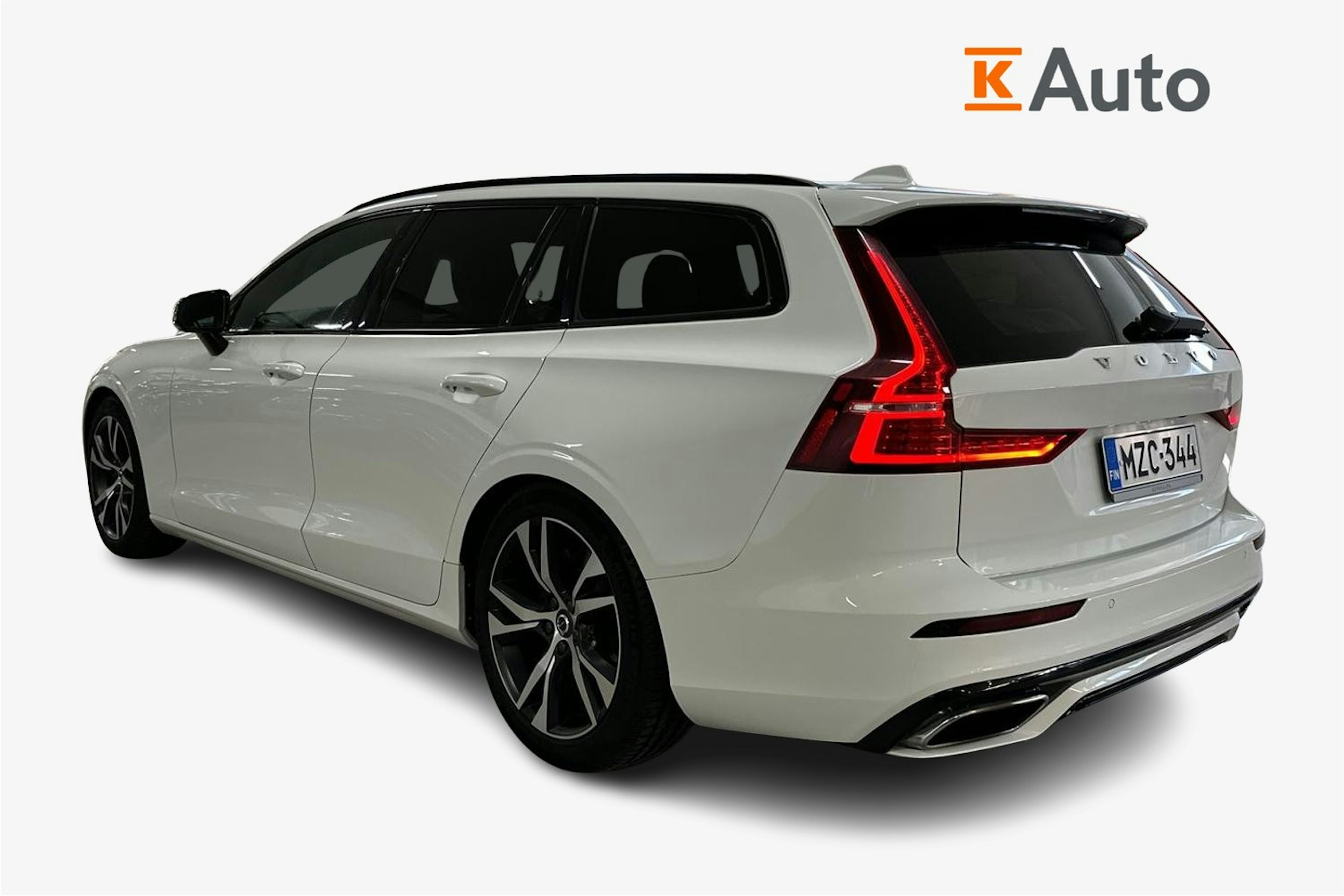 Valkoinen Volvo V60 2021 kuva 2.