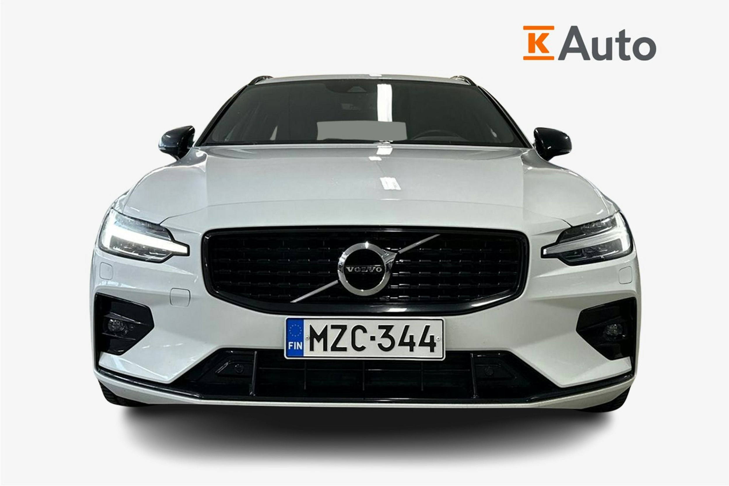 Valkoinen Volvo V60 2021 kuva 5.