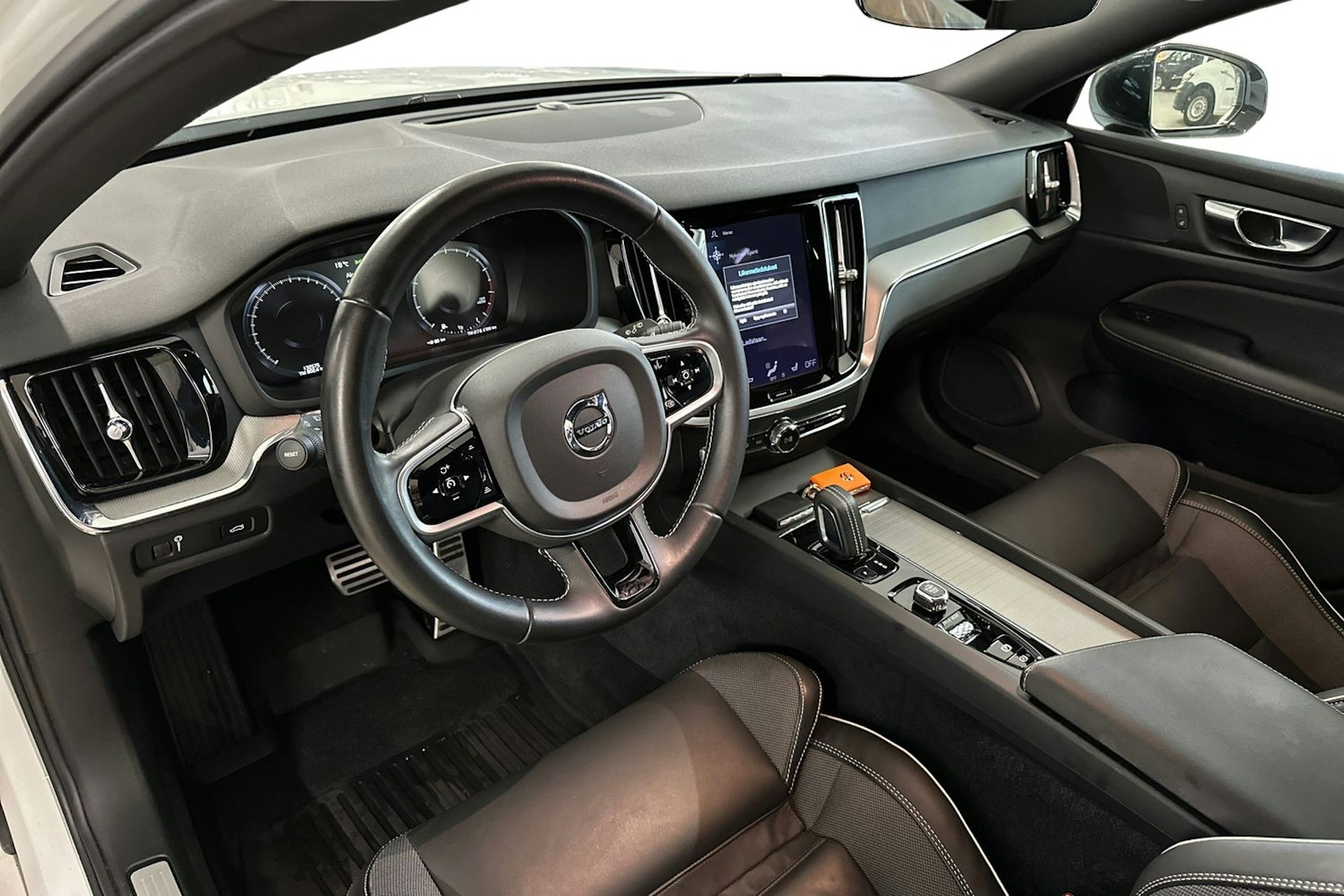 Valkoinen Volvo V60 2021 kuva 7.