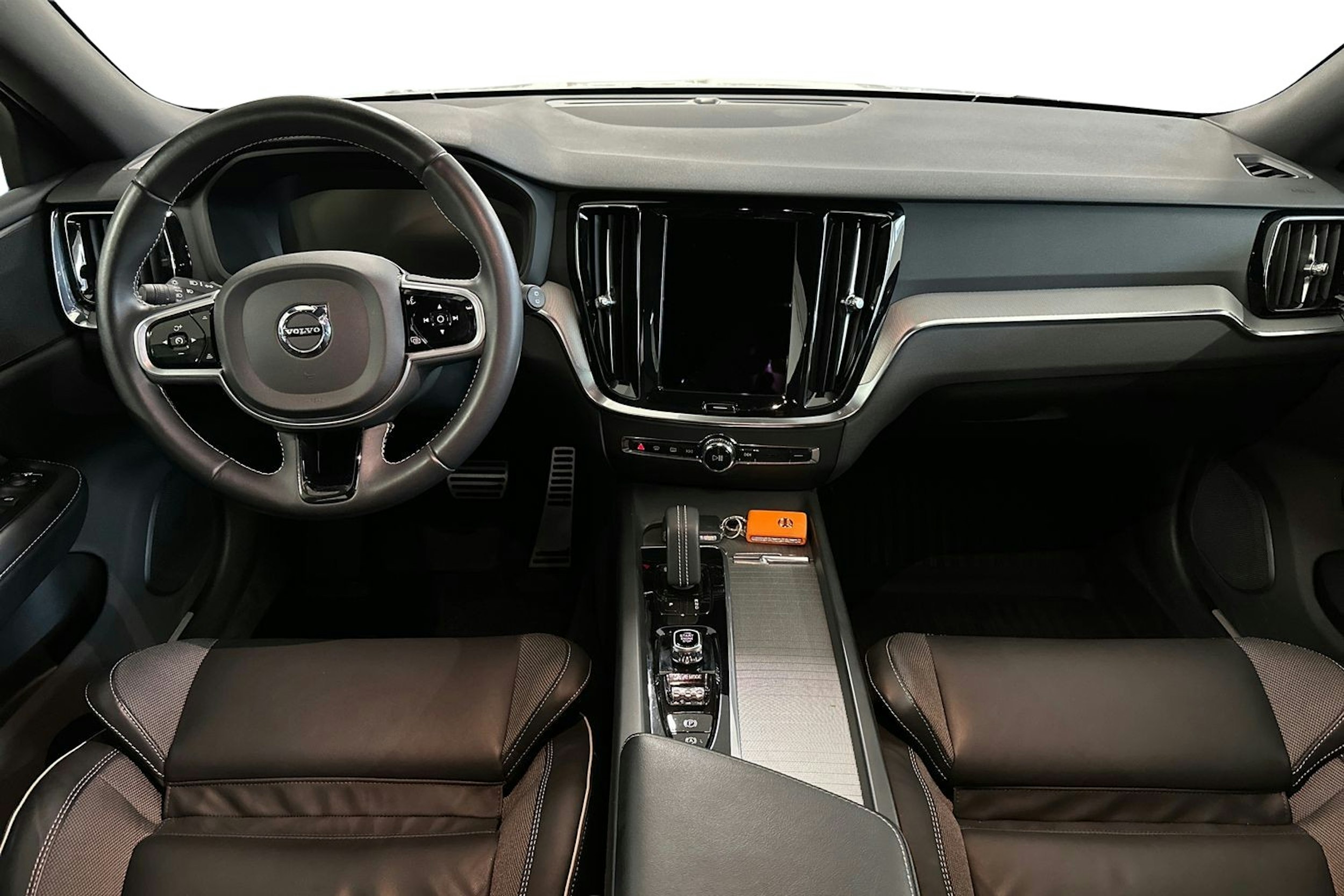 Valkoinen Volvo V60 2021 kuva 9.