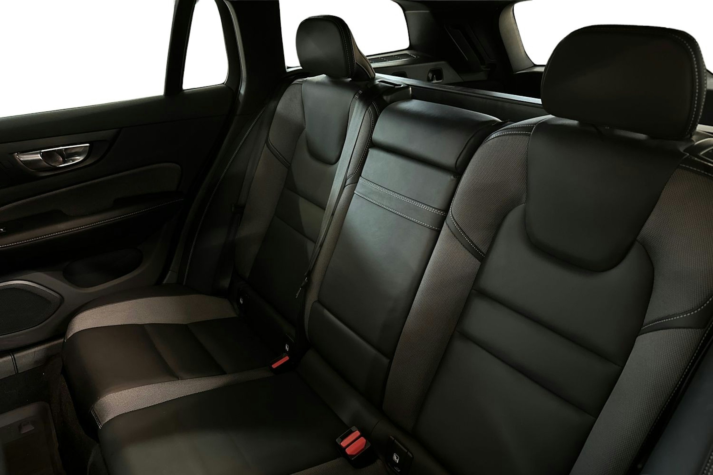 Valkoinen Volvo V60 2021 kuva 10.