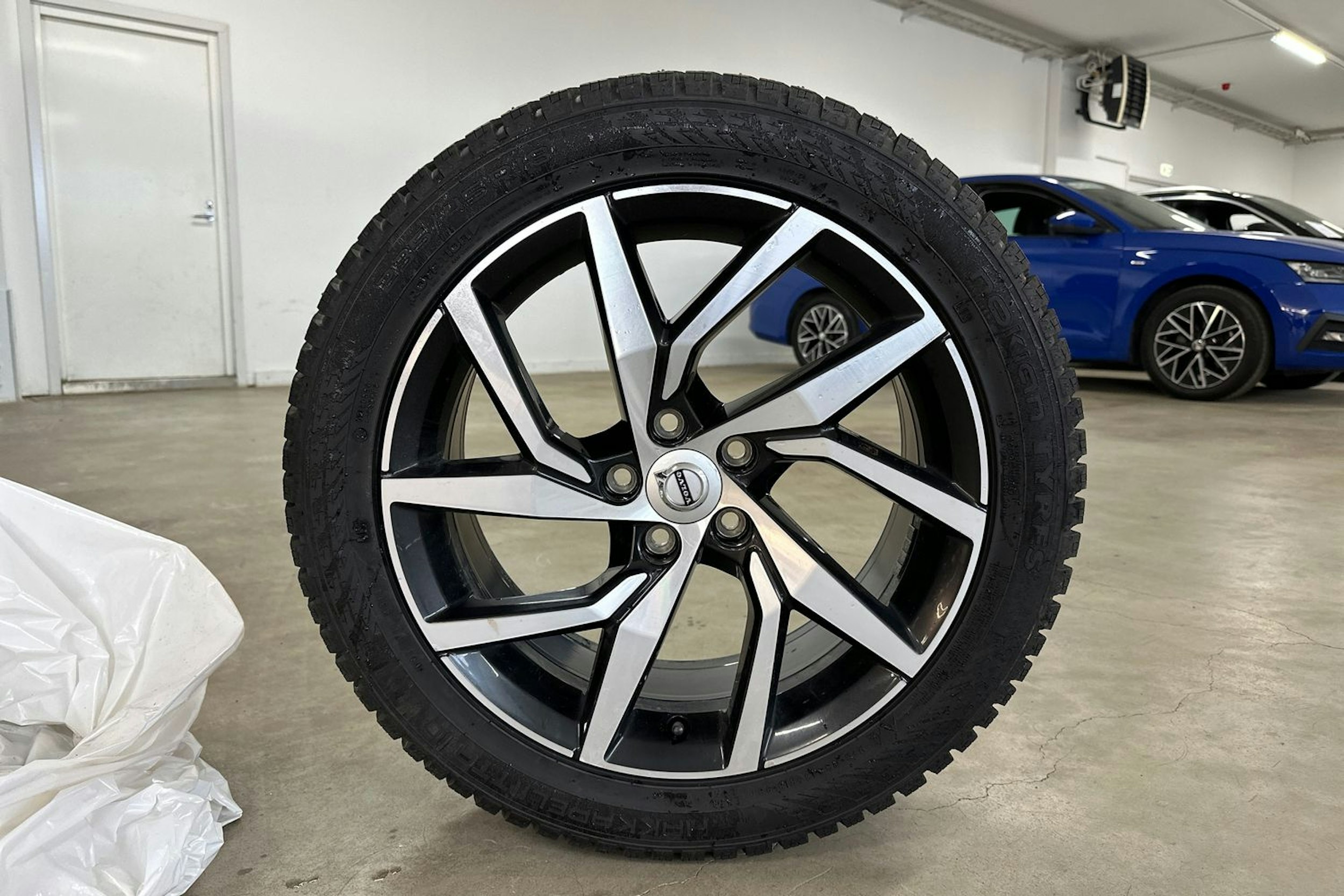 Valkoinen Volvo V60 2021 kuva 13.
