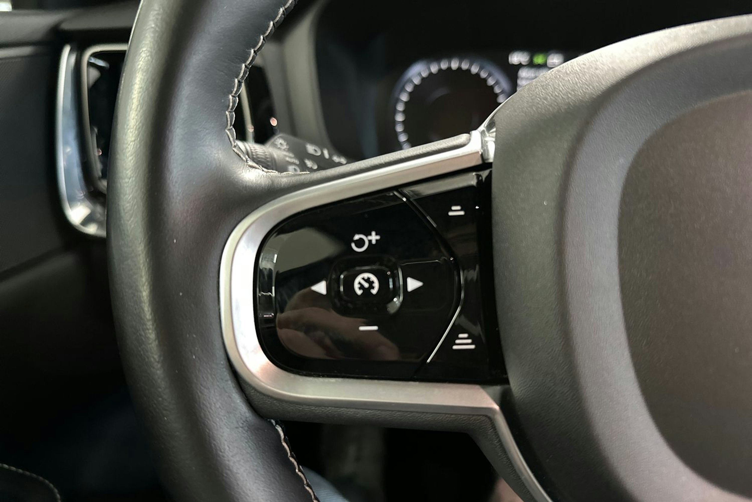 Valkoinen Volvo V60 2021 kuva 14.