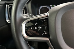 Valkoinen Volvo V60 2021 kuva 14.