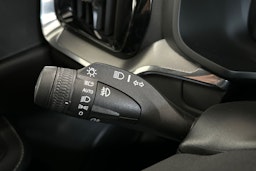 Valkoinen Volvo V60 2021 kuva 16.