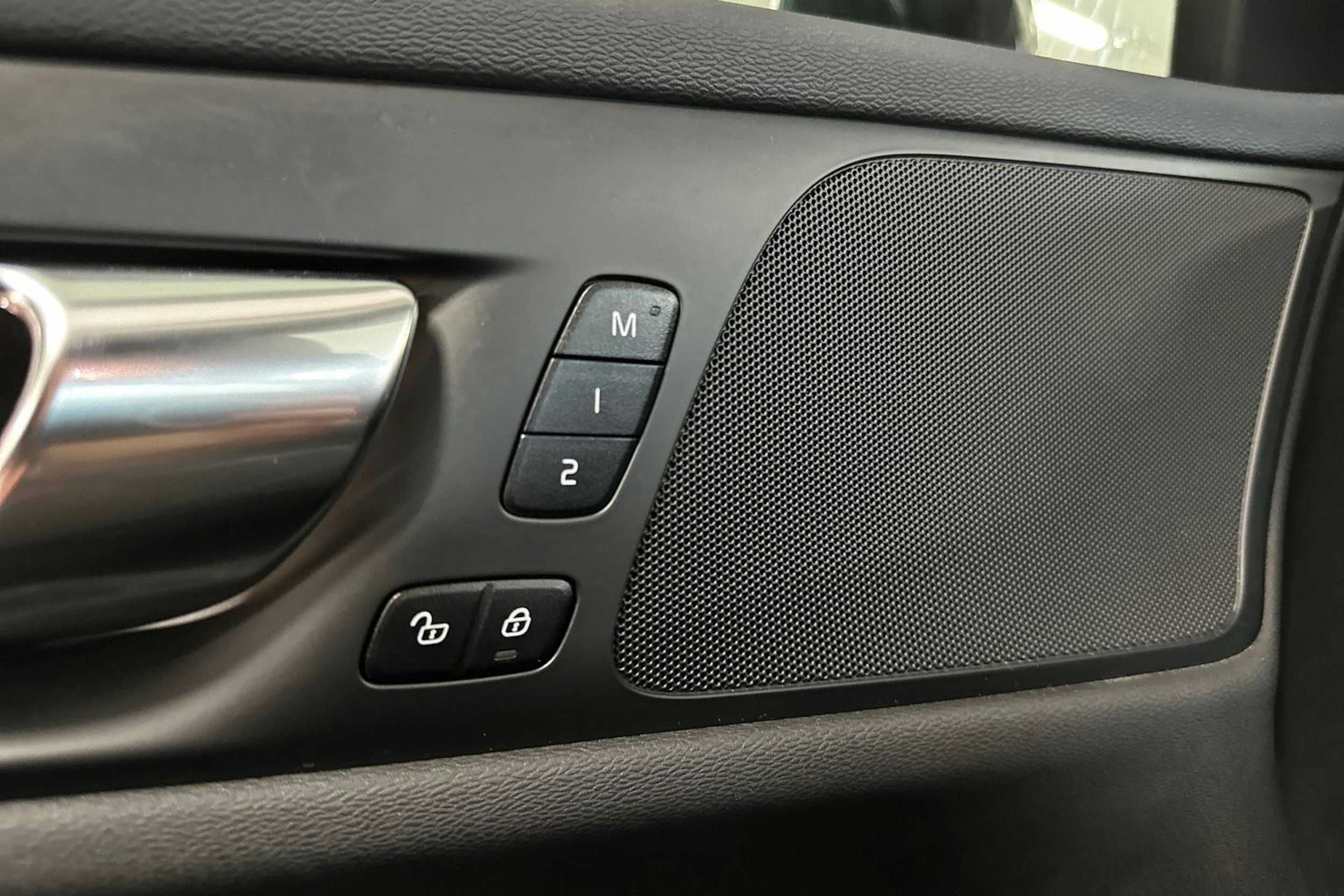 Valkoinen Volvo V60 2021 kuva 17.