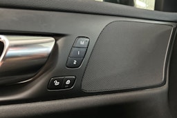 Valkoinen Volvo V60 2021 kuva 17.