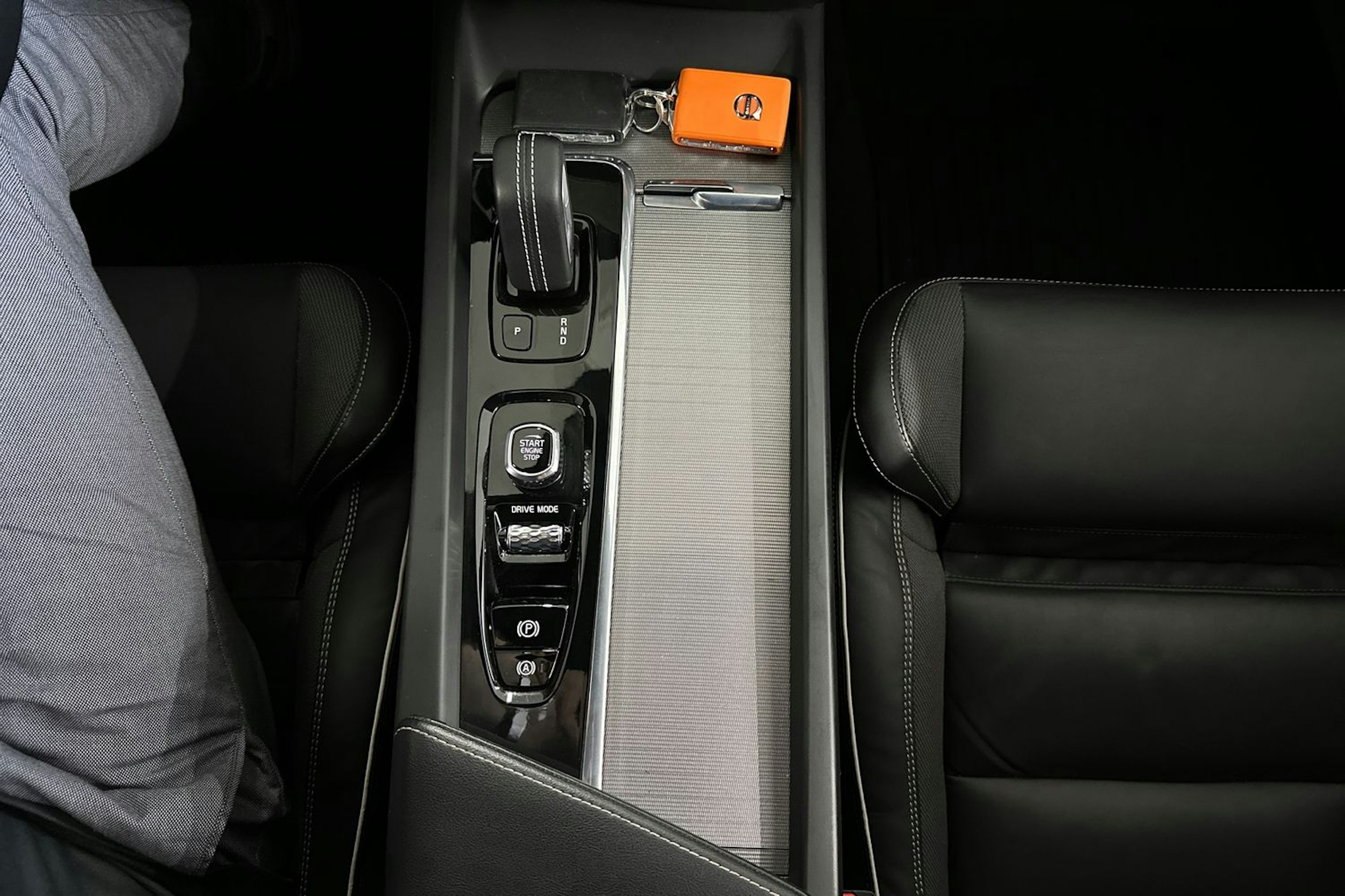 Valkoinen Volvo V60 2021 kuva 24.