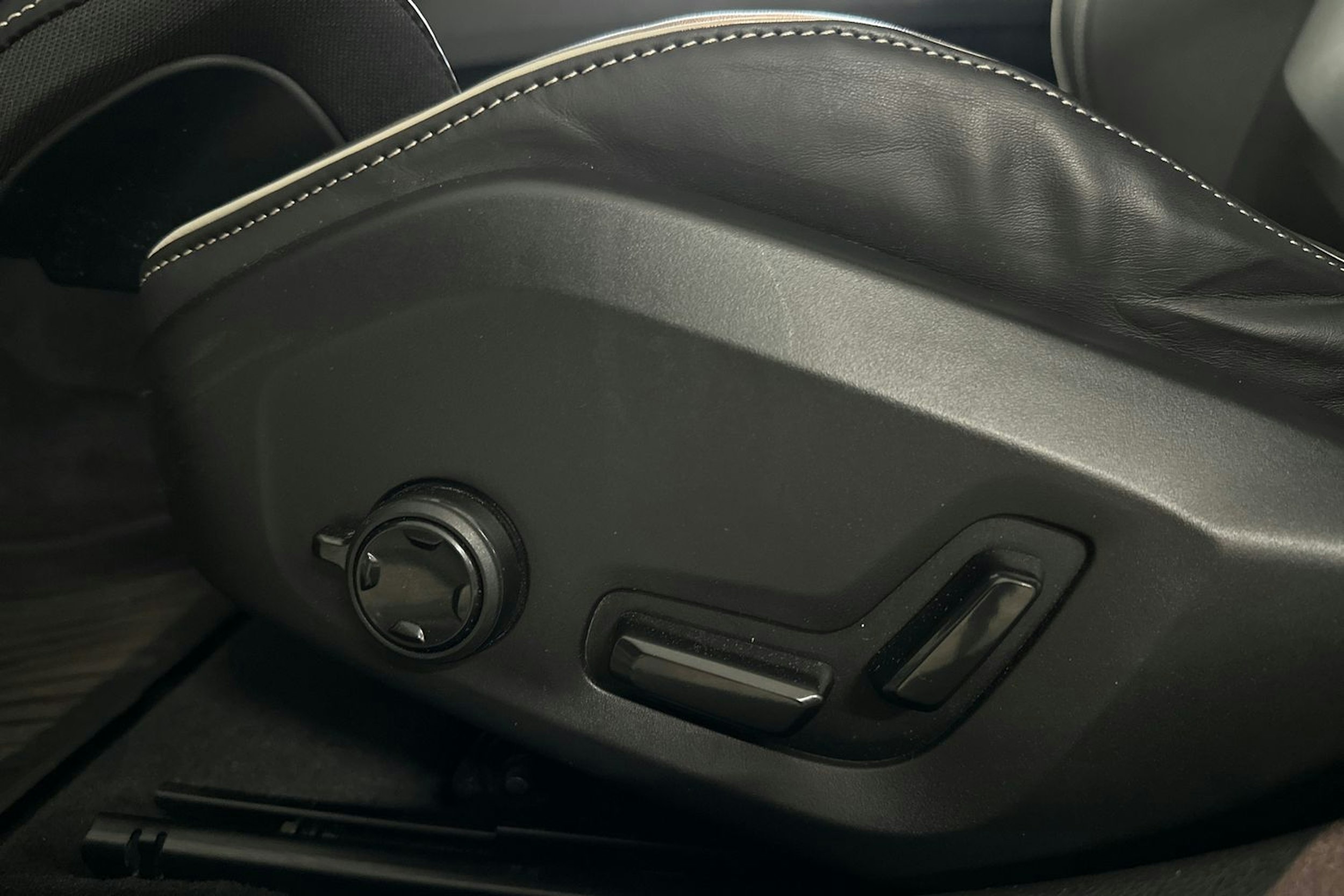 Valkoinen Volvo V60 2021 kuva 26.