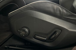 Valkoinen Volvo V60 2021 kuva 26.