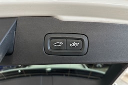 Valkoinen Volvo V60 2021 kuva 30.