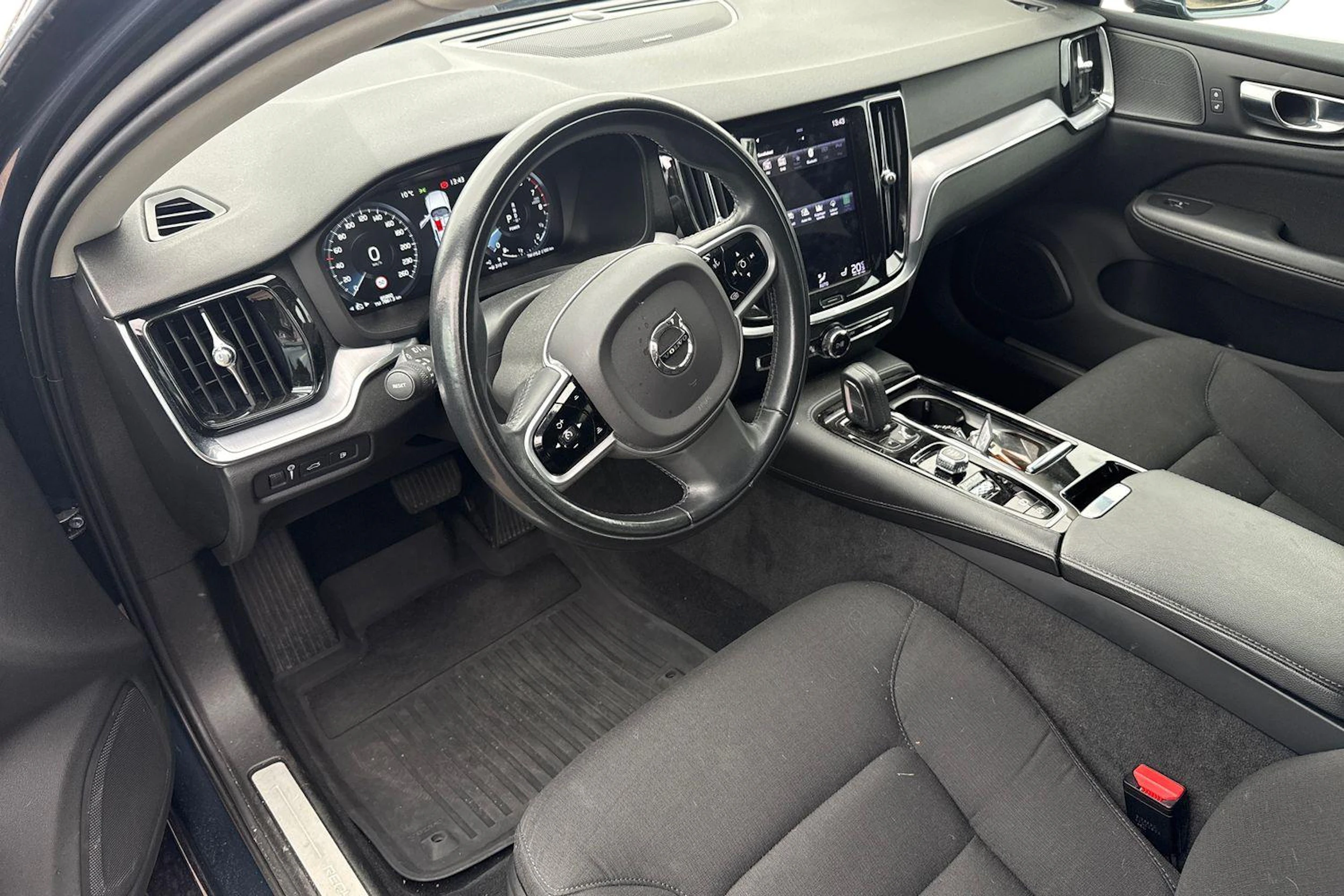 sininen Volvo V60 2021 kuva 3.
