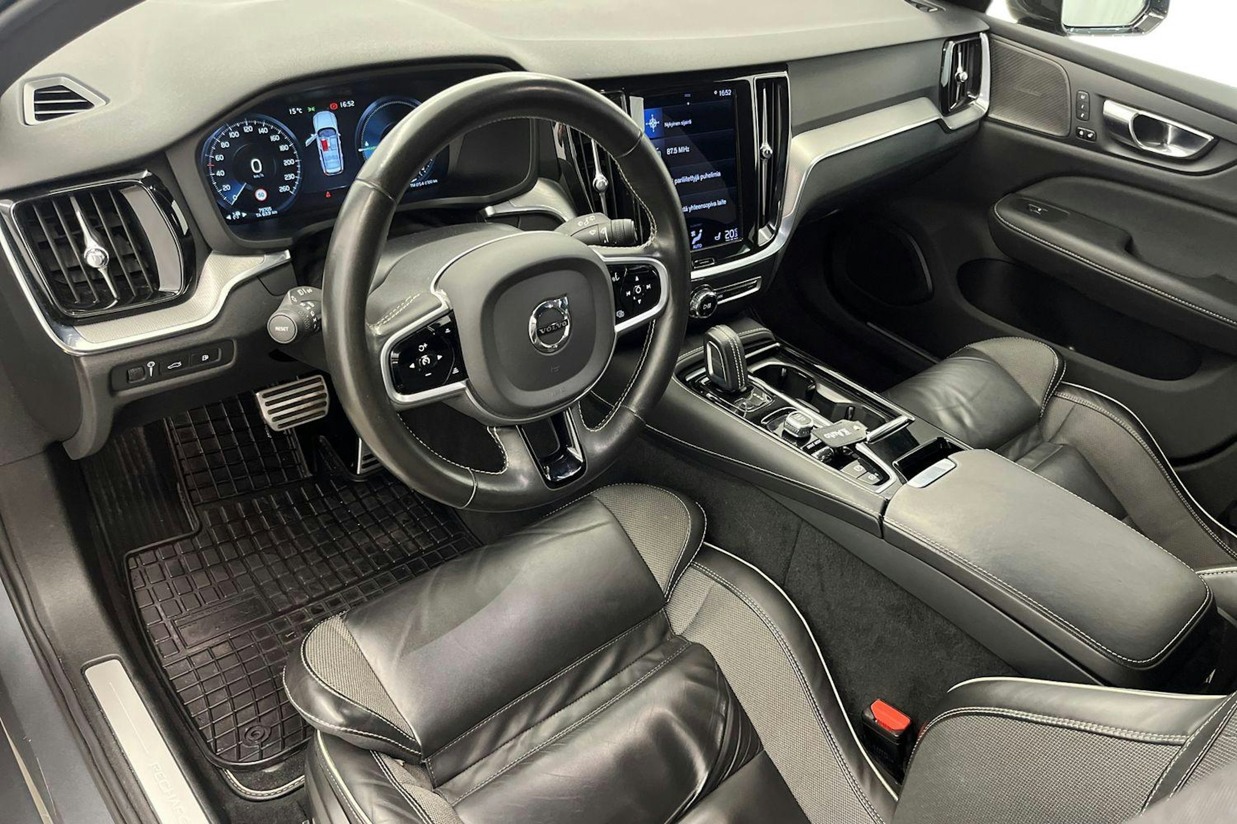 Harmaa Volvo V60 2021 kuva 7.