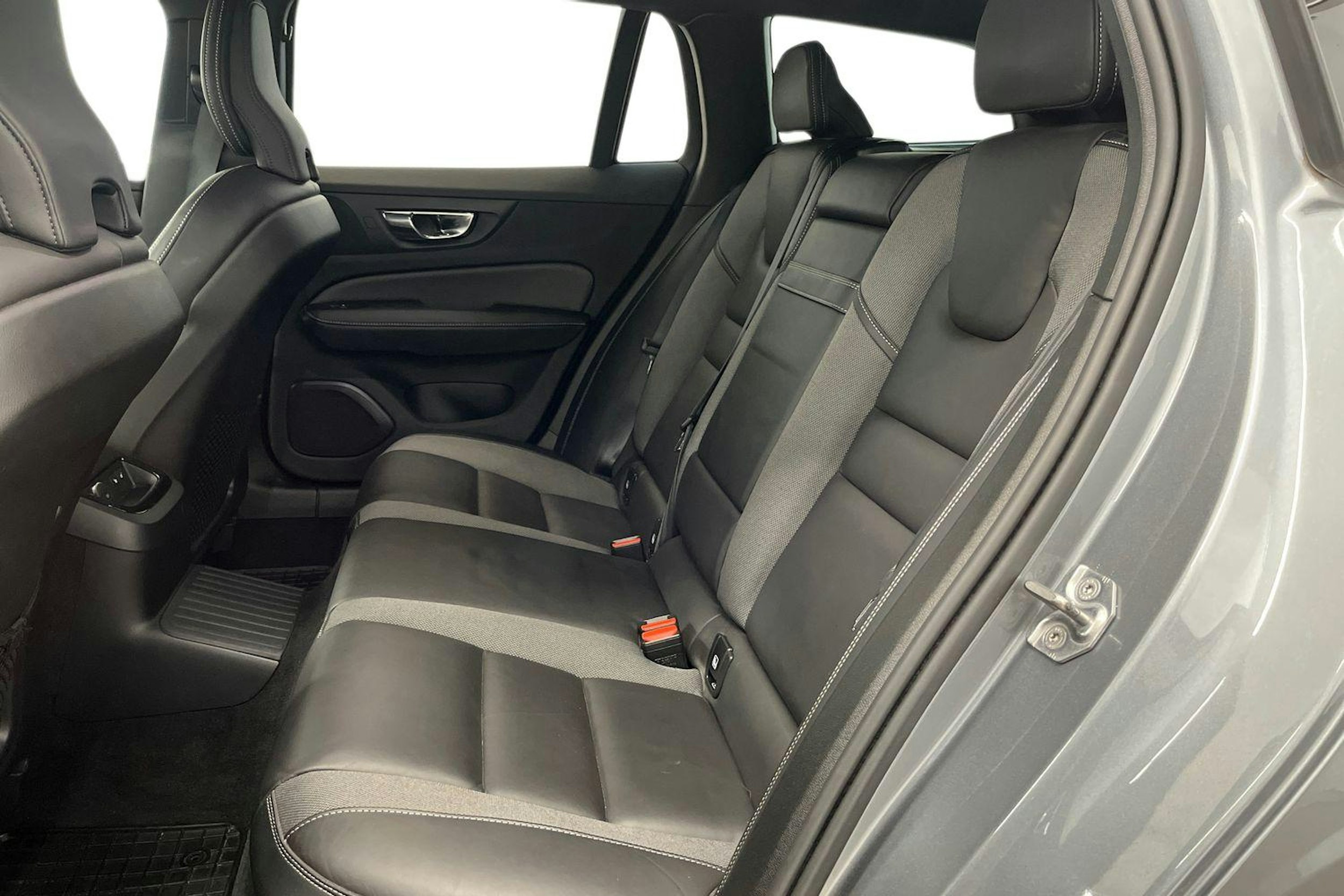 Harmaa Volvo V60 2021 kuva 10.