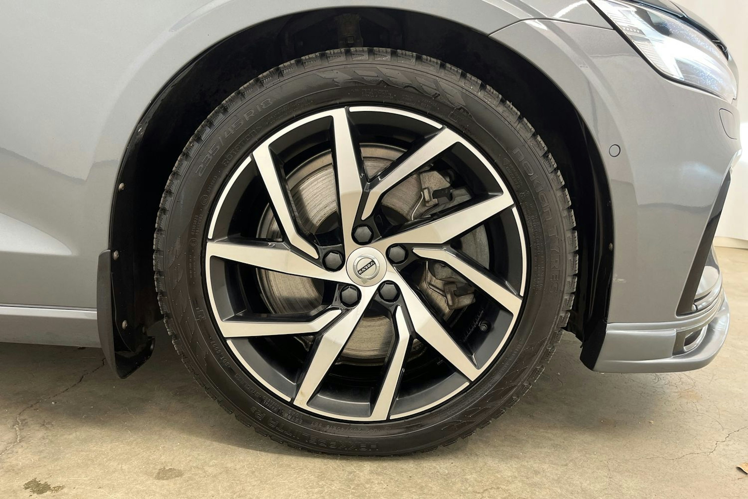 Harmaa Volvo V60 2021 kuva 11.