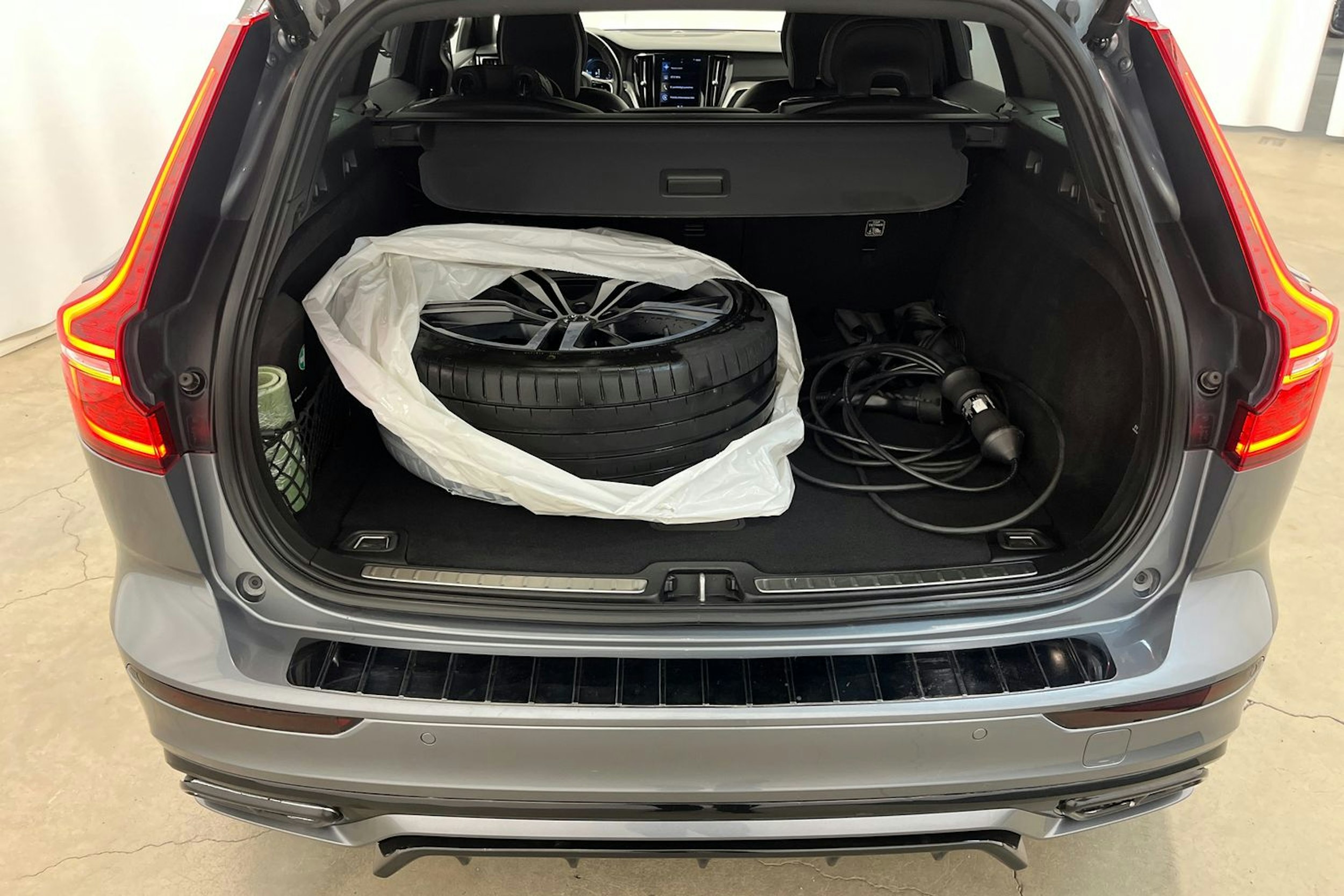 Harmaa Volvo V60 2021 kuva 15.