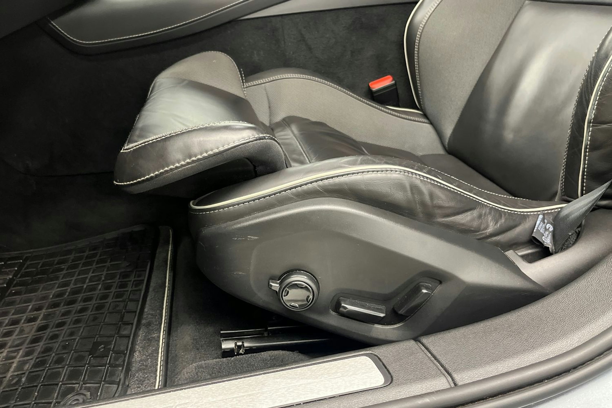 Harmaa Volvo V60 2021 kuva 17.
