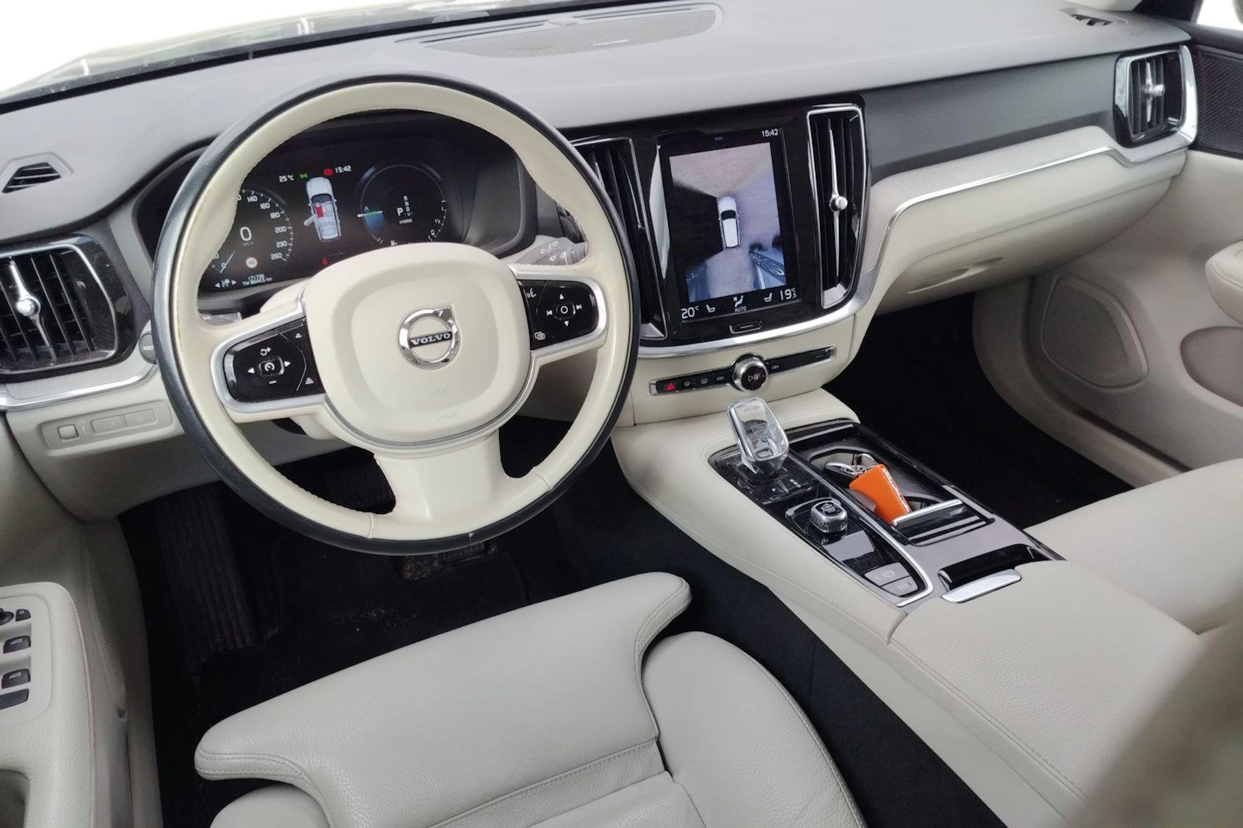 musta Volvo V60 2021 kuva 3.