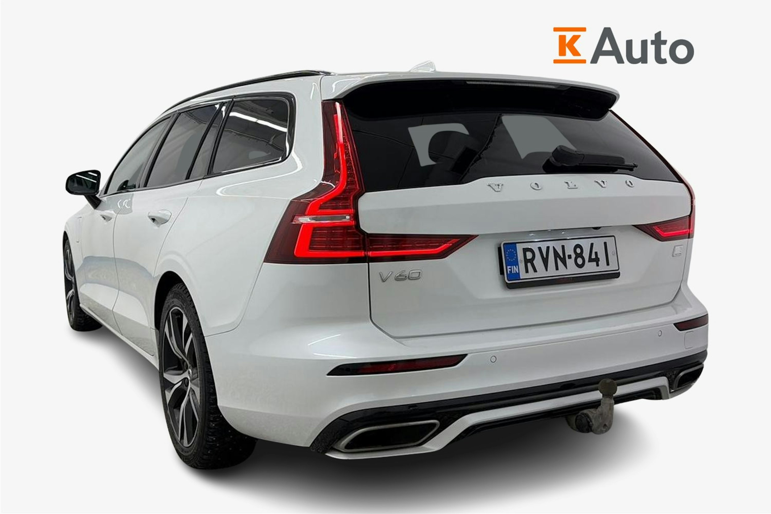 valkoinen Volvo V60 2021 kuva 2.