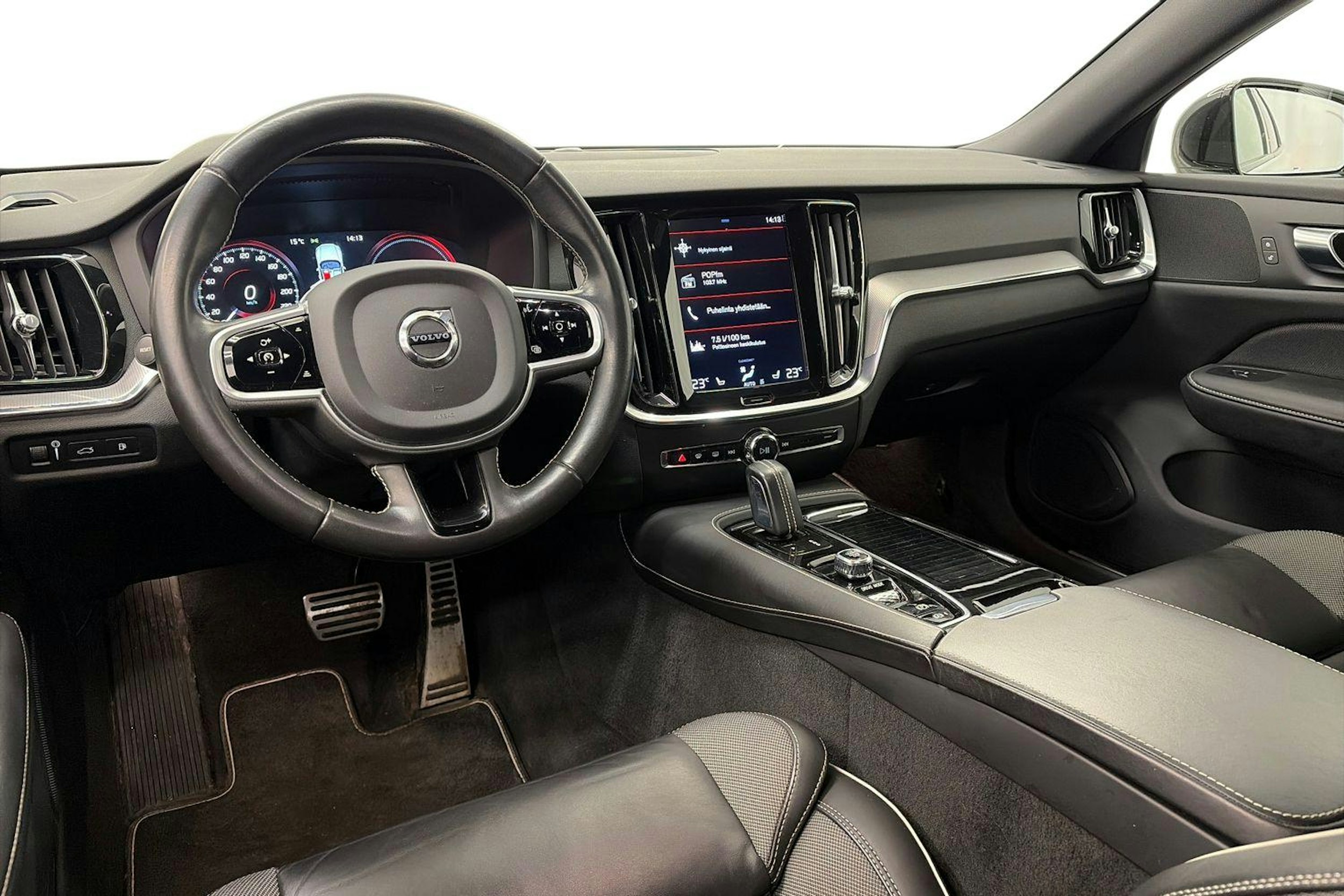 valkoinen Volvo V60 2021 kuva 7.