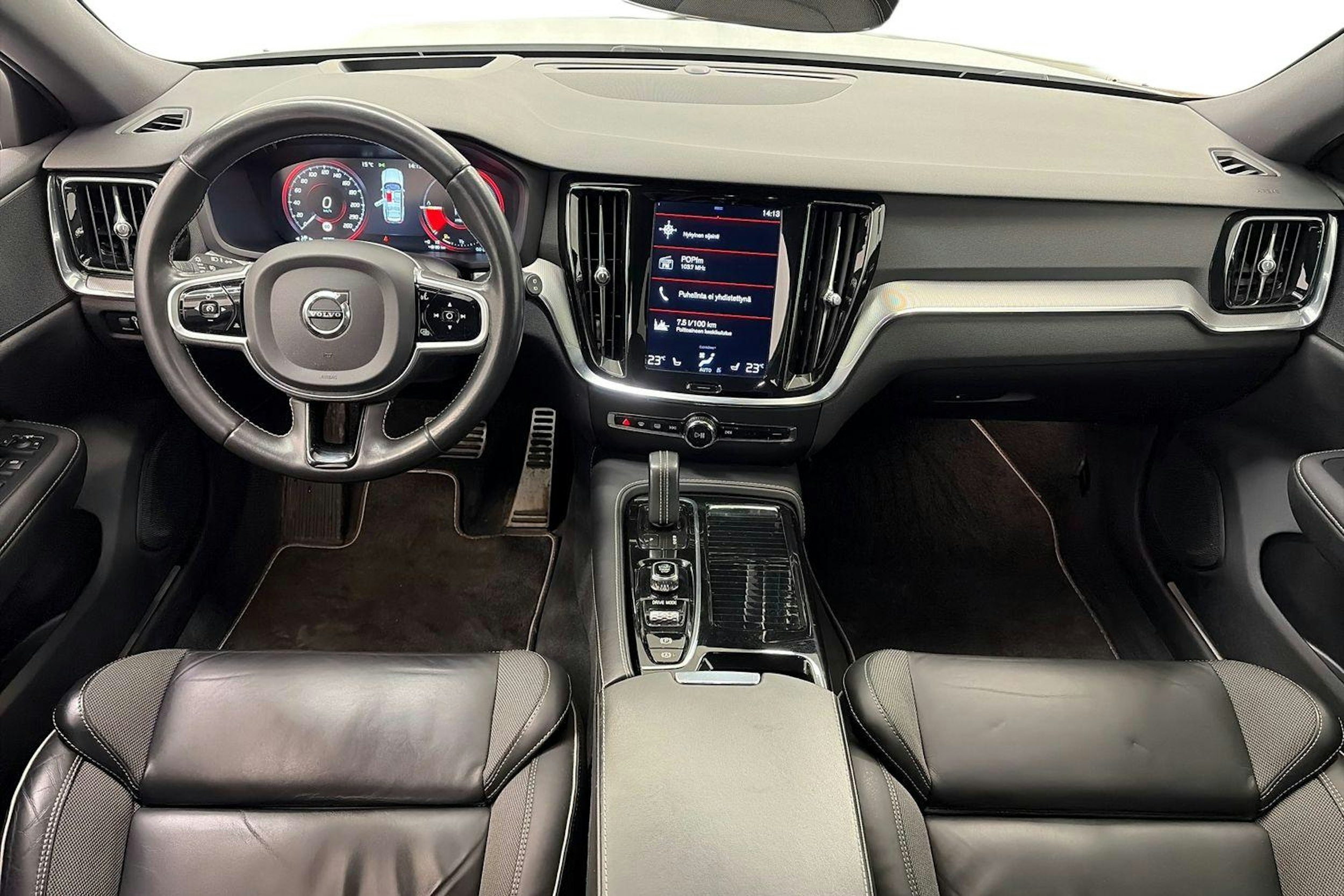 valkoinen Volvo V60 2021 kuva 9.