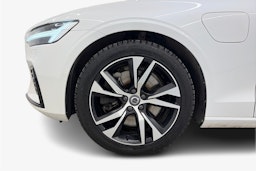 valkoinen Volvo V60 2021 kuva 11.