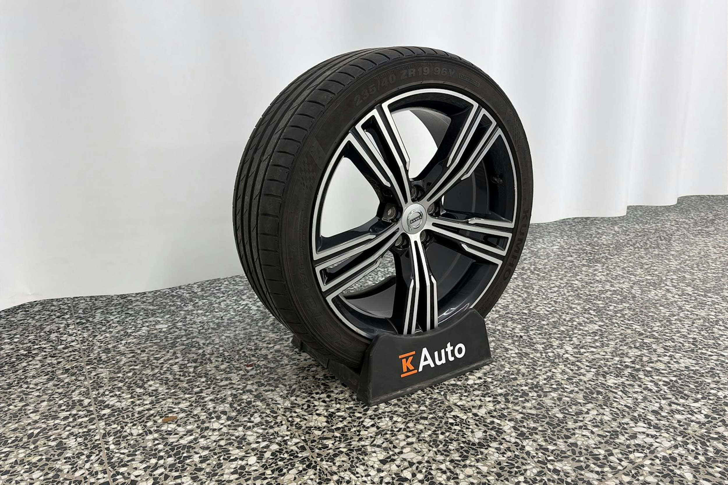 valkoinen Volvo V60 2021 kuva 13.