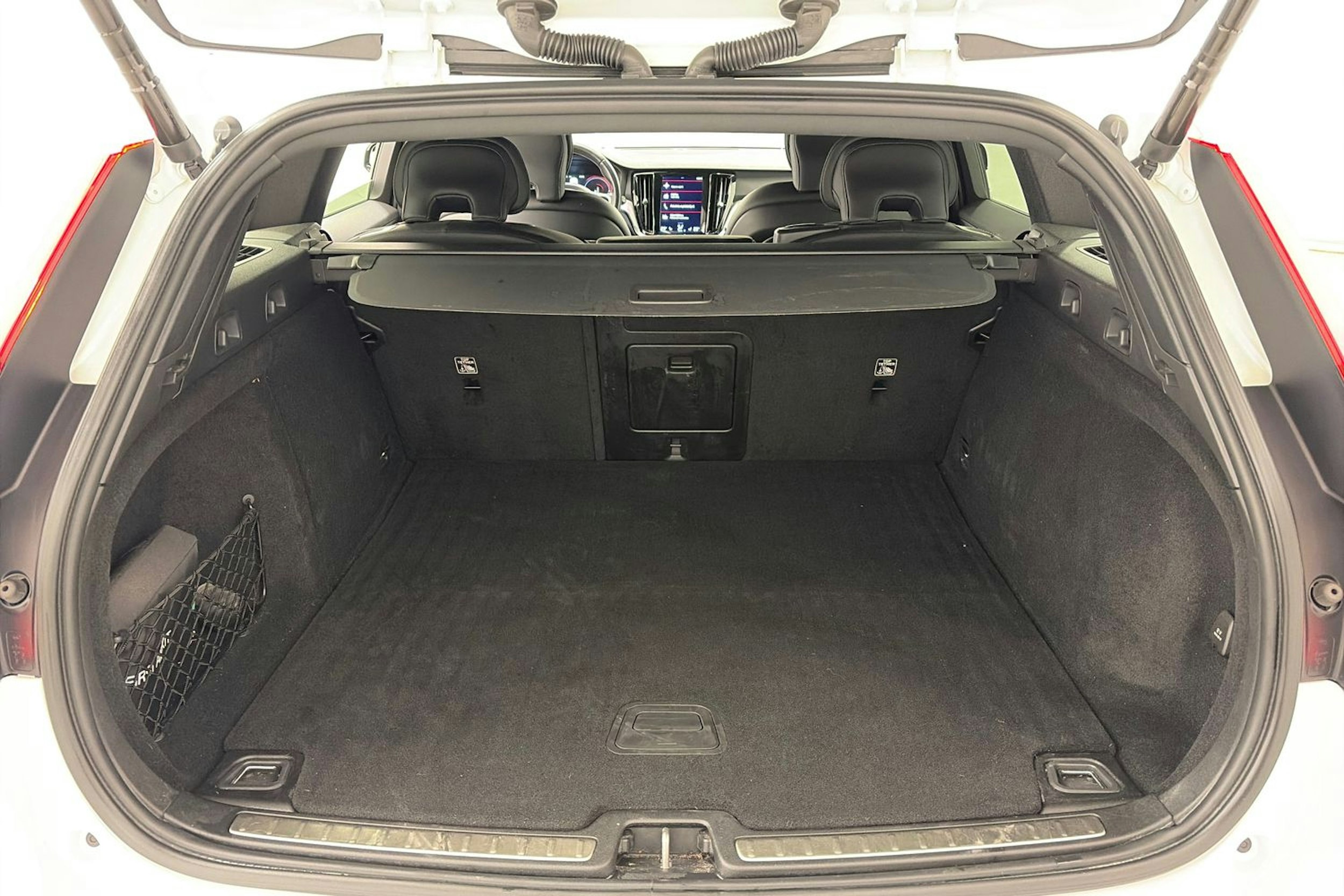 valkoinen Volvo V60 2021 kuva 14.