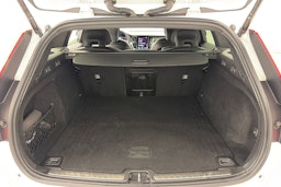 valkoinen Volvo V60 2021 kuva 14.
