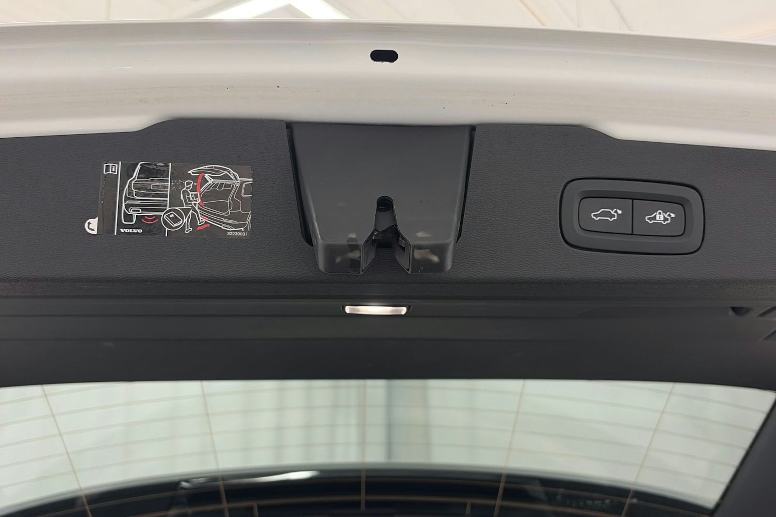 valkoinen Volvo V60 2021 kuva 15.