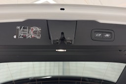 valkoinen Volvo V60 2021 kuva 15.