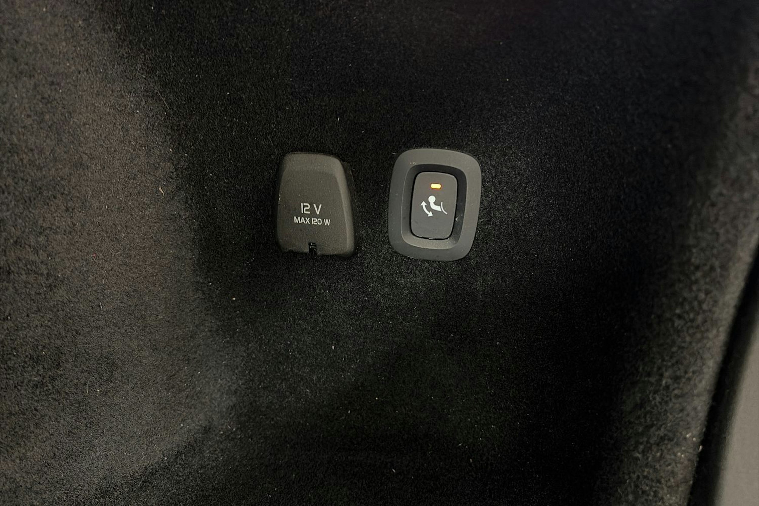 valkoinen Volvo V60 2021 kuva 16.