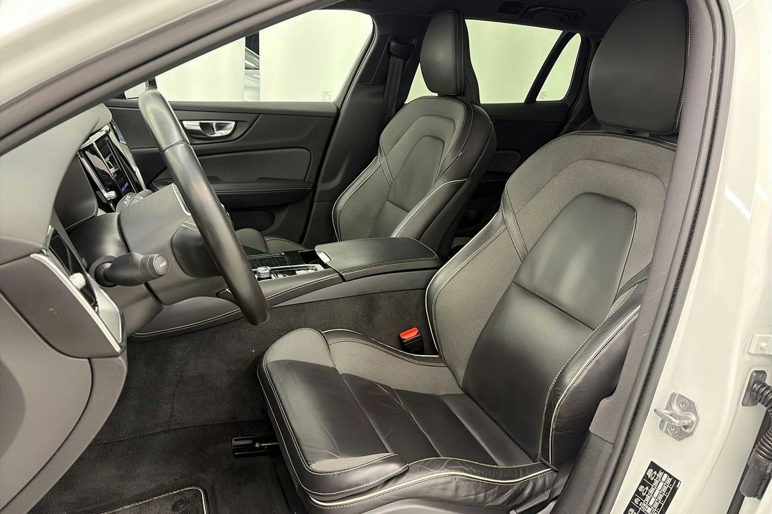 valkoinen Volvo V60 2021 kuva 17.