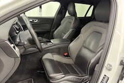 valkoinen Volvo V60 2021 kuva 17.