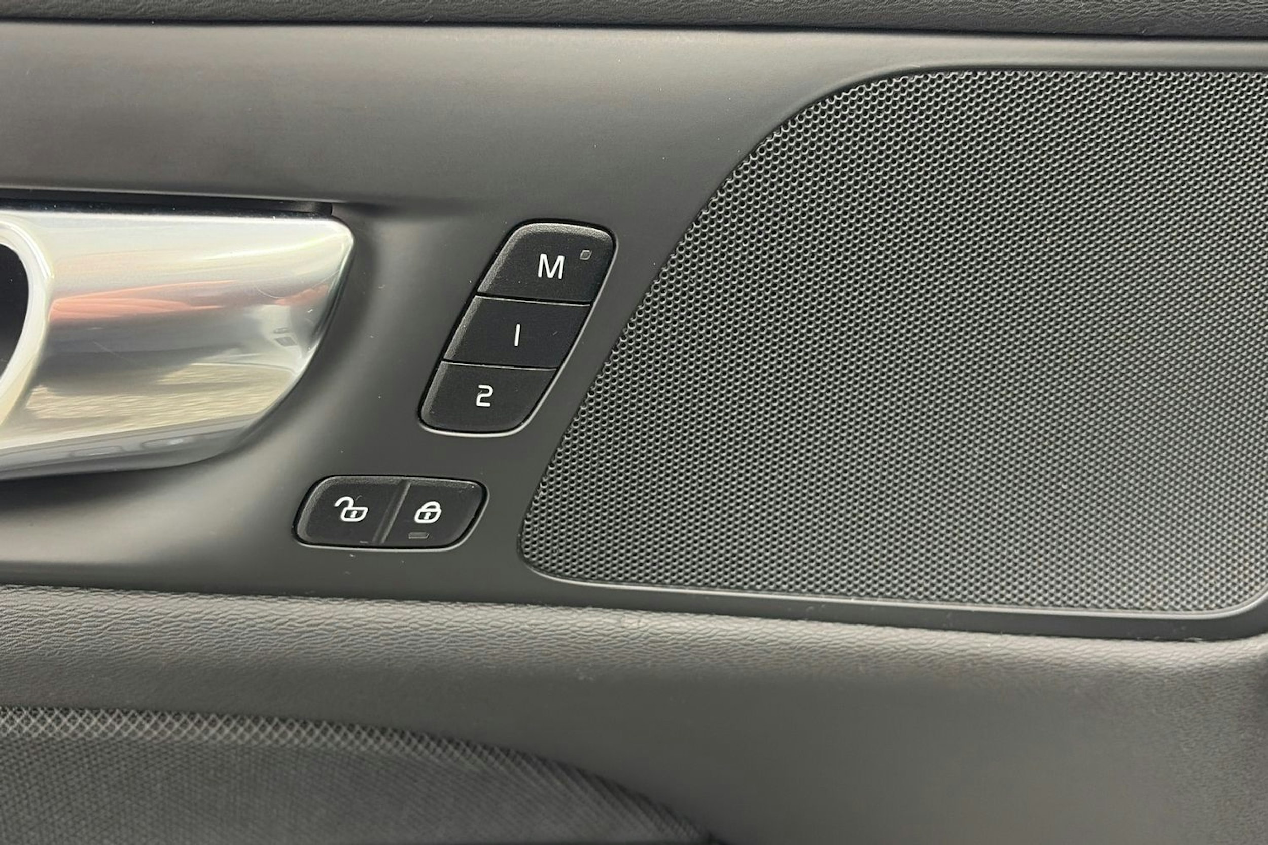 valkoinen Volvo V60 2021 kuva 18.