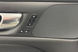 valkoinen Volvo V60 2021 kuva 18.