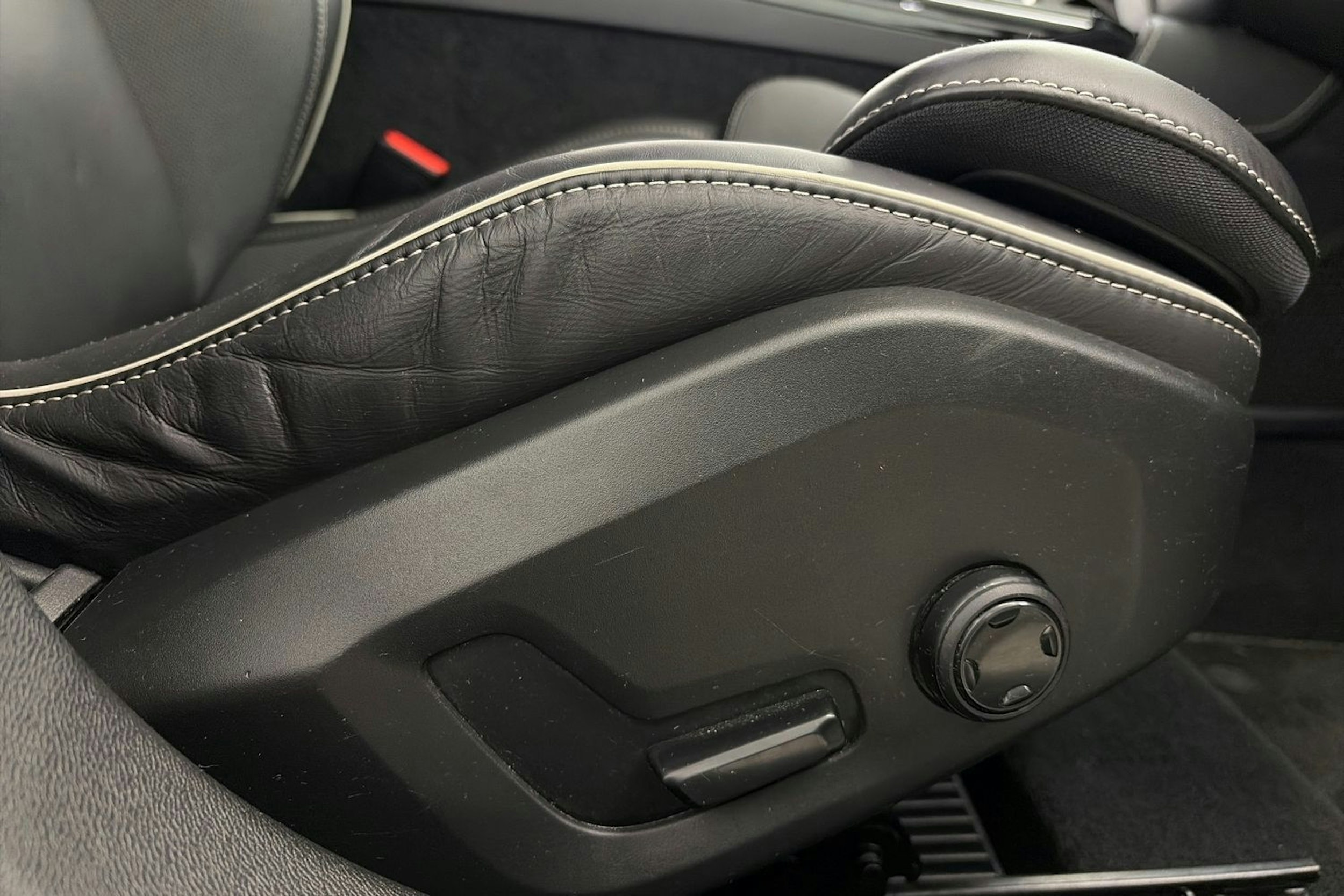 valkoinen Volvo V60 2021 kuva 19.