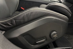 valkoinen Volvo V60 2021 kuva 19.