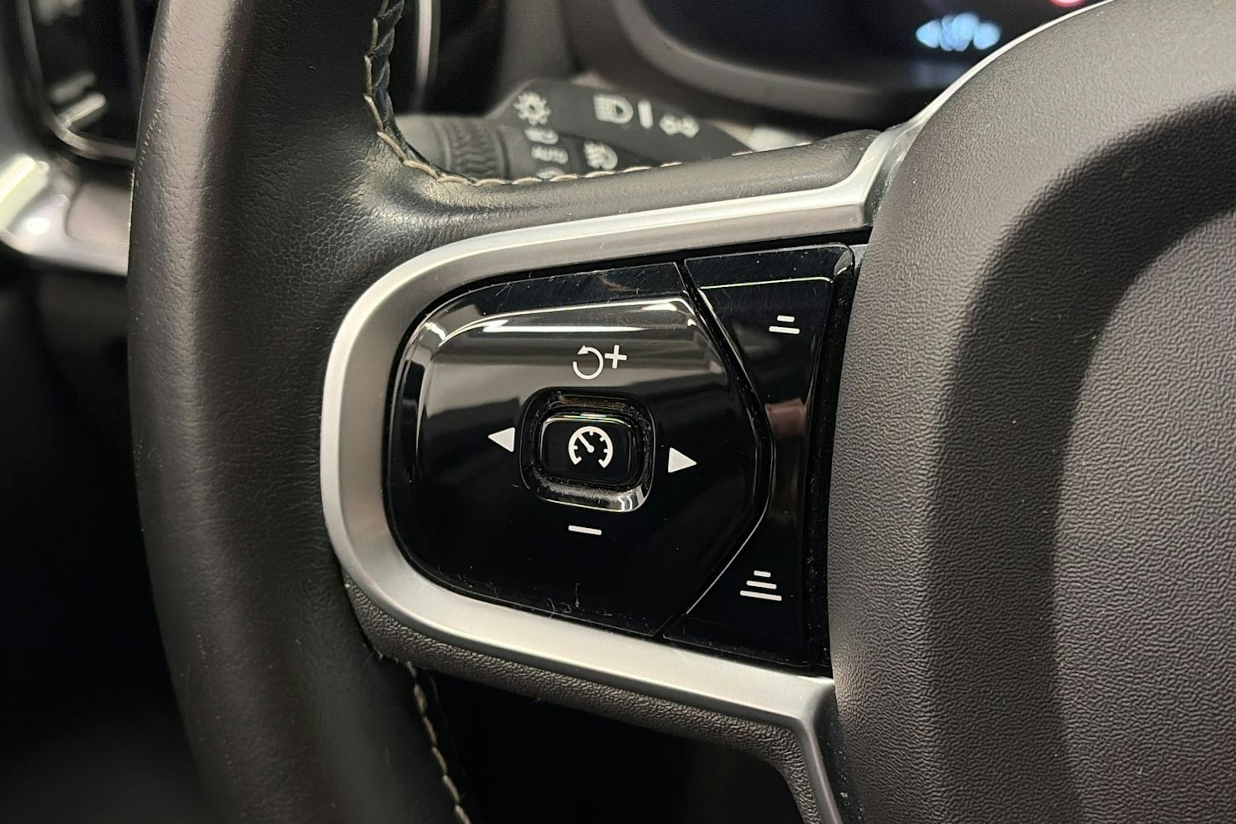 valkoinen Volvo V60 2021 kuva 21.