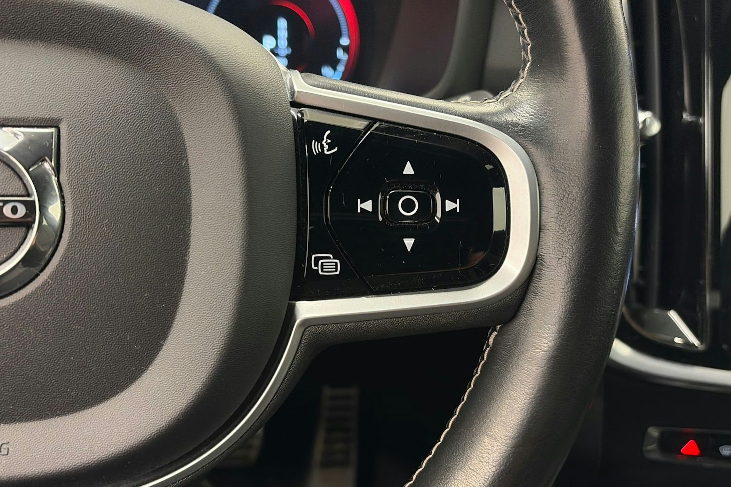 valkoinen Volvo V60 2021 kuva 22.