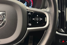 valkoinen Volvo V60 2021 kuva 22.