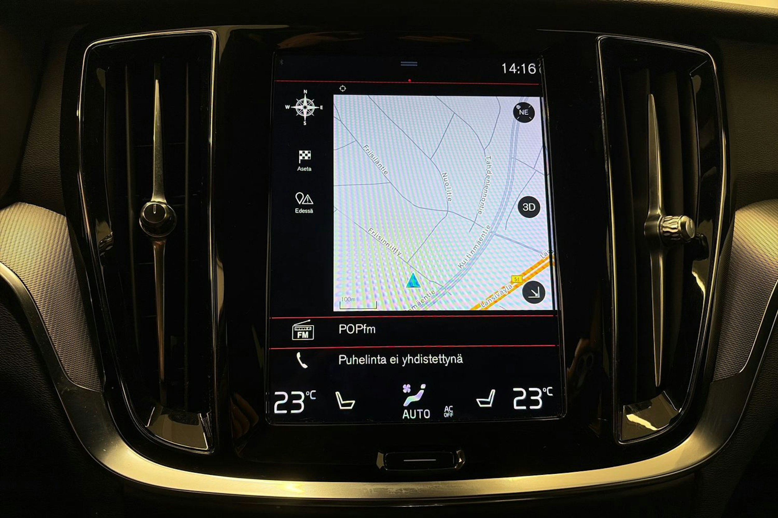 valkoinen Volvo V60 2021 kuva 23.