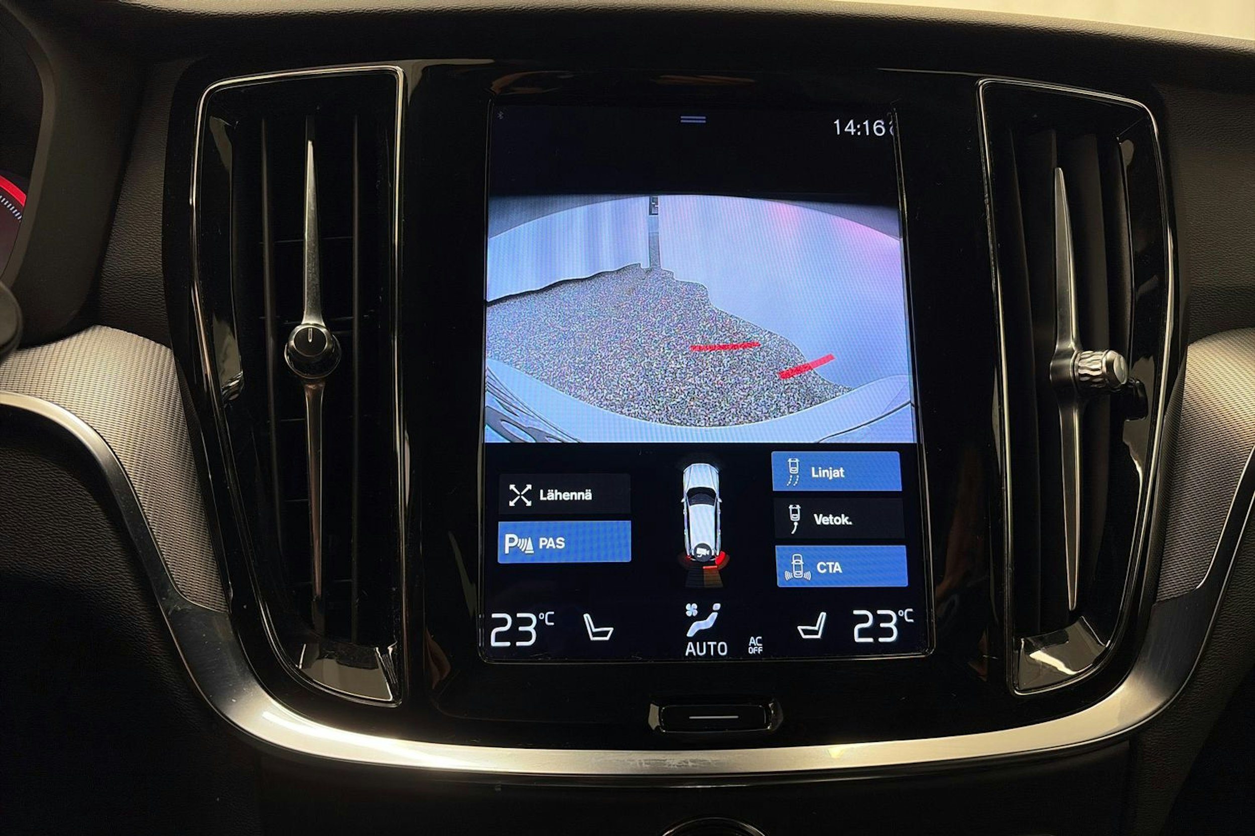 valkoinen Volvo V60 2021 kuva 24.